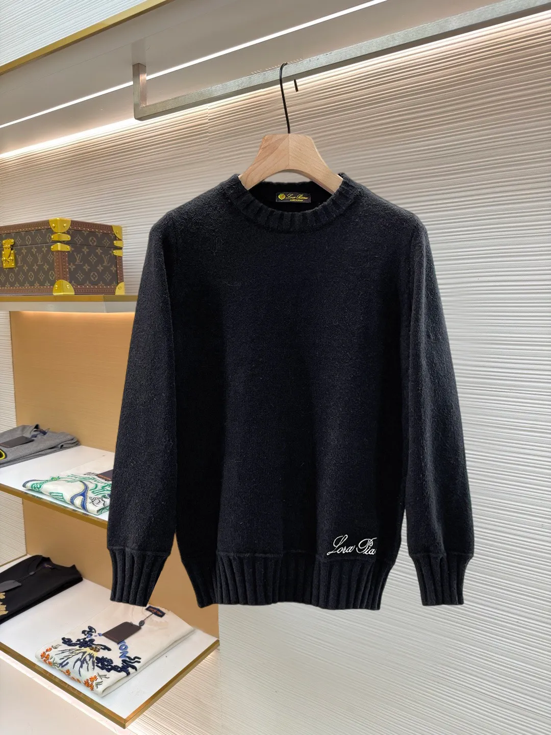 LP's new autumn and winter low-key luxury sweater, a trendy gentleman's round neck Premium sweater. Wool yarn blending. Only double-layer yarn can produce such a premium effect. It is a channel product of a trading company. It is a winter star-level item. It is easy to wear and practical. It is an all-purpose basic Versatile style. The texture is excellent. It is skin-friendly and comfortable without scratching. It is a high-end fashion base layer that is extremely comfortable whether worn alone or layered. It has an excellent texture for close-fitting wear. Demonstrate high-end and invincible fashion! Slim-fitting but not tight, with high elasticity on all sides, it is definitely a very comfortable upper body experience. It is a must-have item for winter wear! The wiring is neat and delicate, the details are exquisite, and the upper body effect is excellent. There is no age limit, and it is the best product on the Internet! Size: S M L